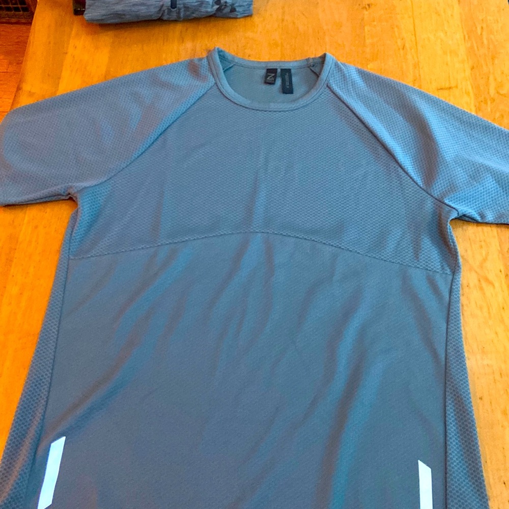 Men’s Zella size Medium Workout Wear Short Sleve Shirt waffle print fabric